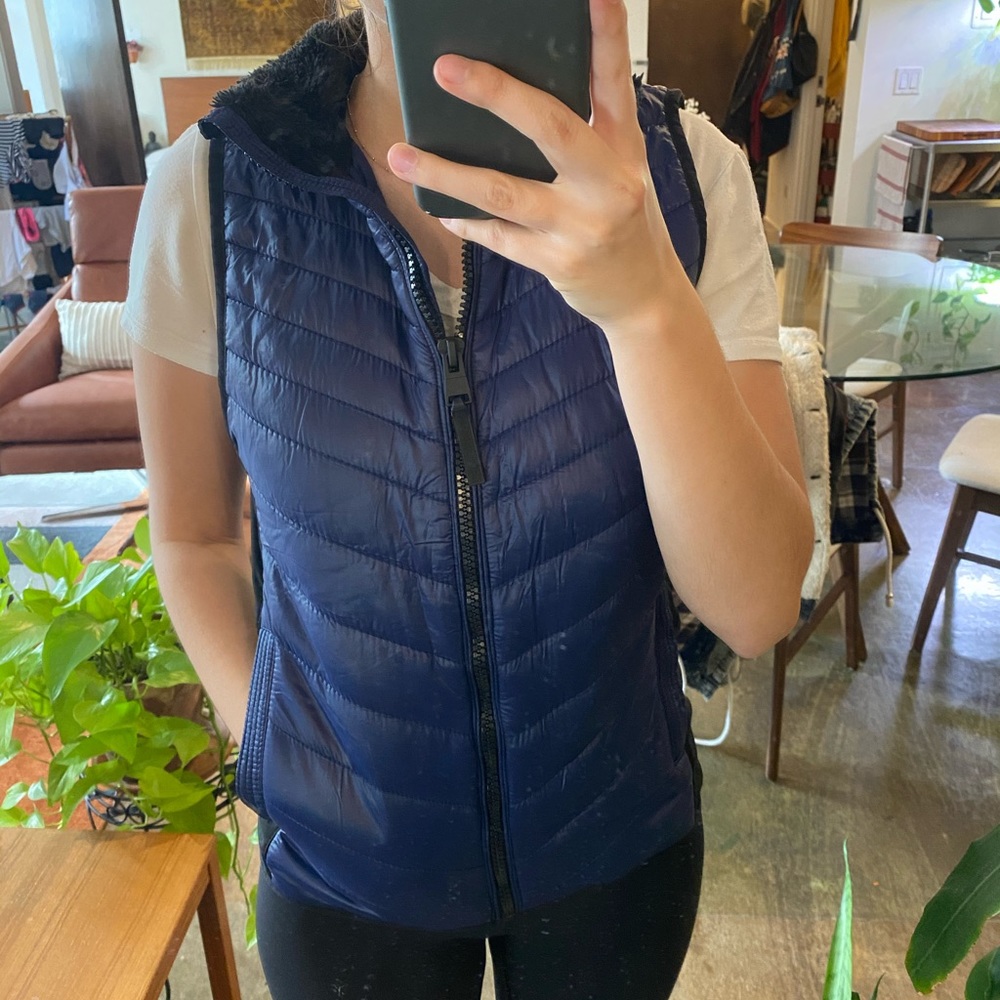 Navy puffy vest with faux fur collar